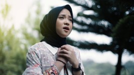 Tidak Berikan Klarifikasi Perselingkuhan dengan Ayus Sabyan, Nissa Sabyan Rilis Lagu Baru dengan Berkemah