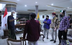 Rumah Dinas Gubernur Jateng Ganjar Pranowo Digeruduki Mahasiswa Malam-Malam