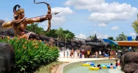 Pandawa Water World Solo, Merasakan Sensasi Meluncur dari Ketinggian