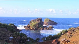 Pantai Nglambor Gunung Kidul, Deburan Ombak dengan Karang Raksasa yang Menawan