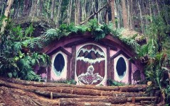 Rumah Hobbit Songgo Langit, Wisata bak Negeri Dongeng di Mangunan