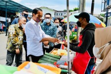 Jokowi Serahkan BLT untuk Pedagang Kaki Lima dan Warung