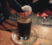 Kopi Mania Wajib Coba Campuran Kopi dengan Arang Panas Ini