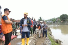 Wagub Jabar Salurkan Bantuan, Bencana  Banjir di Pameungpeuk