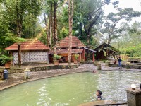 Sensasi Kolam Air Panas dan Camping di Hejo Forest