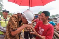 Tinjau Pembangunan Embung Di Kendal, Ganjar Cium Tangan Petani