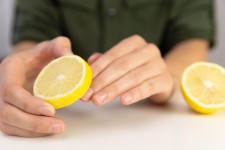 Jeruk Lemon Ternyata Bermanfaat Untuk Perawatan Kuku