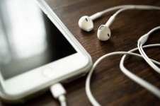 Bahaya Earphones Jika Sering di Gunakan, Dapat Mengakibatkan Tuli