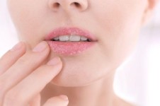 Mengatasi Bibir yang Kering dan Pecah pecah Agar Tetap Segar dan Cantik Selama Puasa