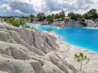 Selain Menyuguhkan Keindahan, Danau Kaolin Memiliki Pemandian Air Panas yang Alami