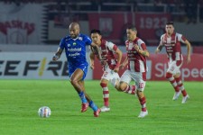 Kalah dari Persis Solo, Persib Kembali Masuk Zona Degradasi Liga 1 2023/2024