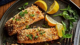 How to Make Crusted Salmon Filets for Cholesterol Sufferers