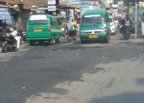 Masyarakat Keluhkan Jalan Raya Cicalengka yang Rusak Super Parah