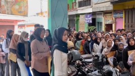 Viral Ratusan Orang Antre Lamar Kerja di Warung Seblak, Begini Komentar Netizen