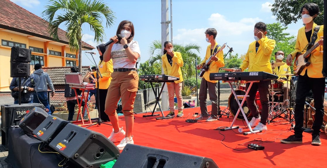 Begini Cara Mahasiswa Universitas di Semarang Hibur Pasien Isolasi Dengan Musik