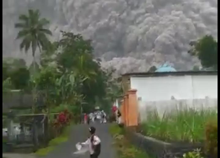 Gunung Semeru Meletus, BPBD Jawa Timur Turun Tangan Lakukan Evakuasi