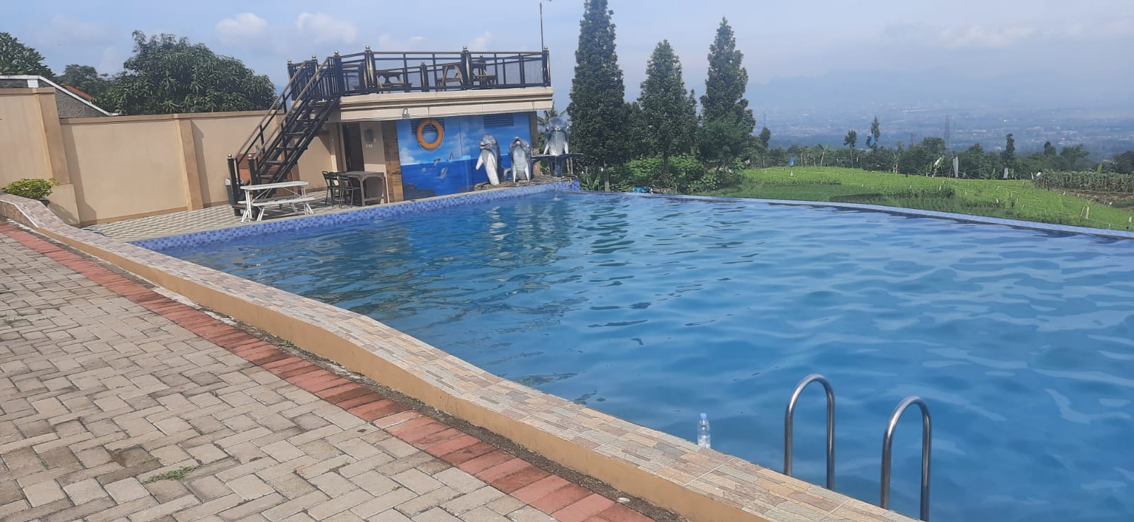 Berenang Sambil Nikmati Pemandangan Indah di Kolam Renang Villa Jeep Pasir Bungur Bandung