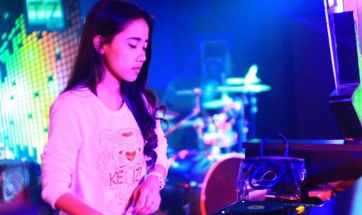 DJ Indah Cleo Jadi Korban Bentrokan di Sorong
