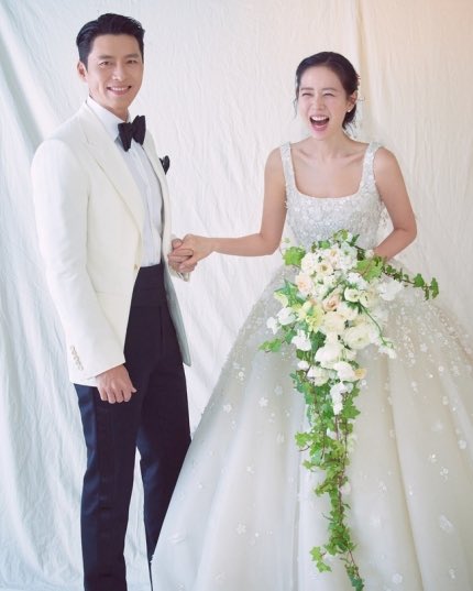 Hyun Bin dan Son Ye Jin Resmi Menjadi Suami Istri      
