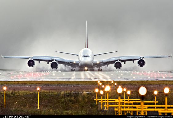 Pesawat Terbesar di Dunia Airbus A380 Landing di Bandara Bali