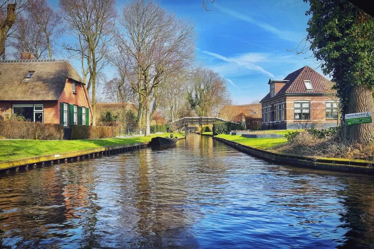 Desa Kecil di Belanda yang Tidak Memiliki Jalan Raya, Lebih Dekat dengan Giethoorn